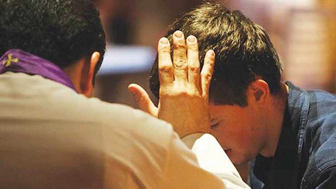 Sacerdote Confesando 1